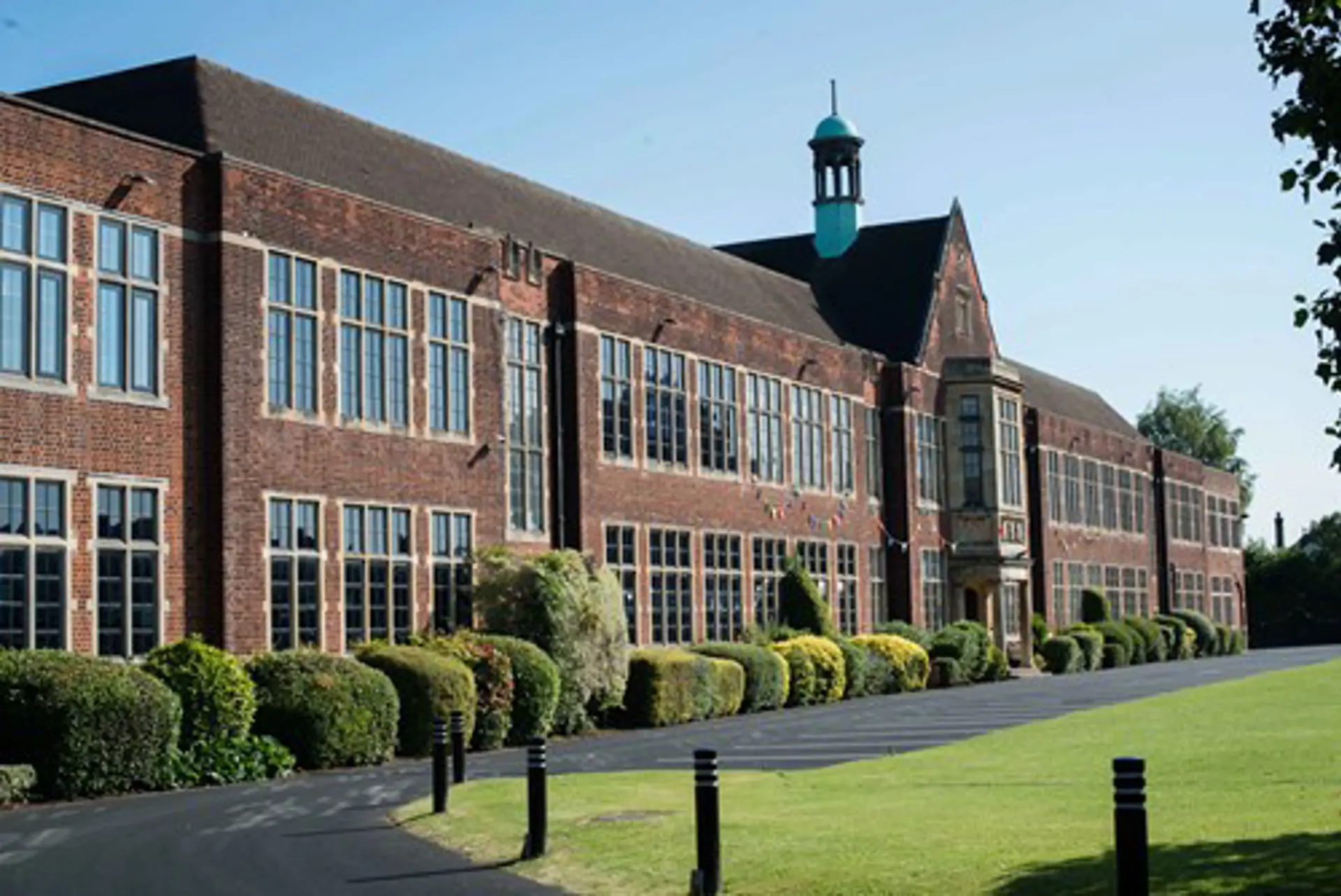 Queen Elizabeth Boys' School Barnet school.jpg