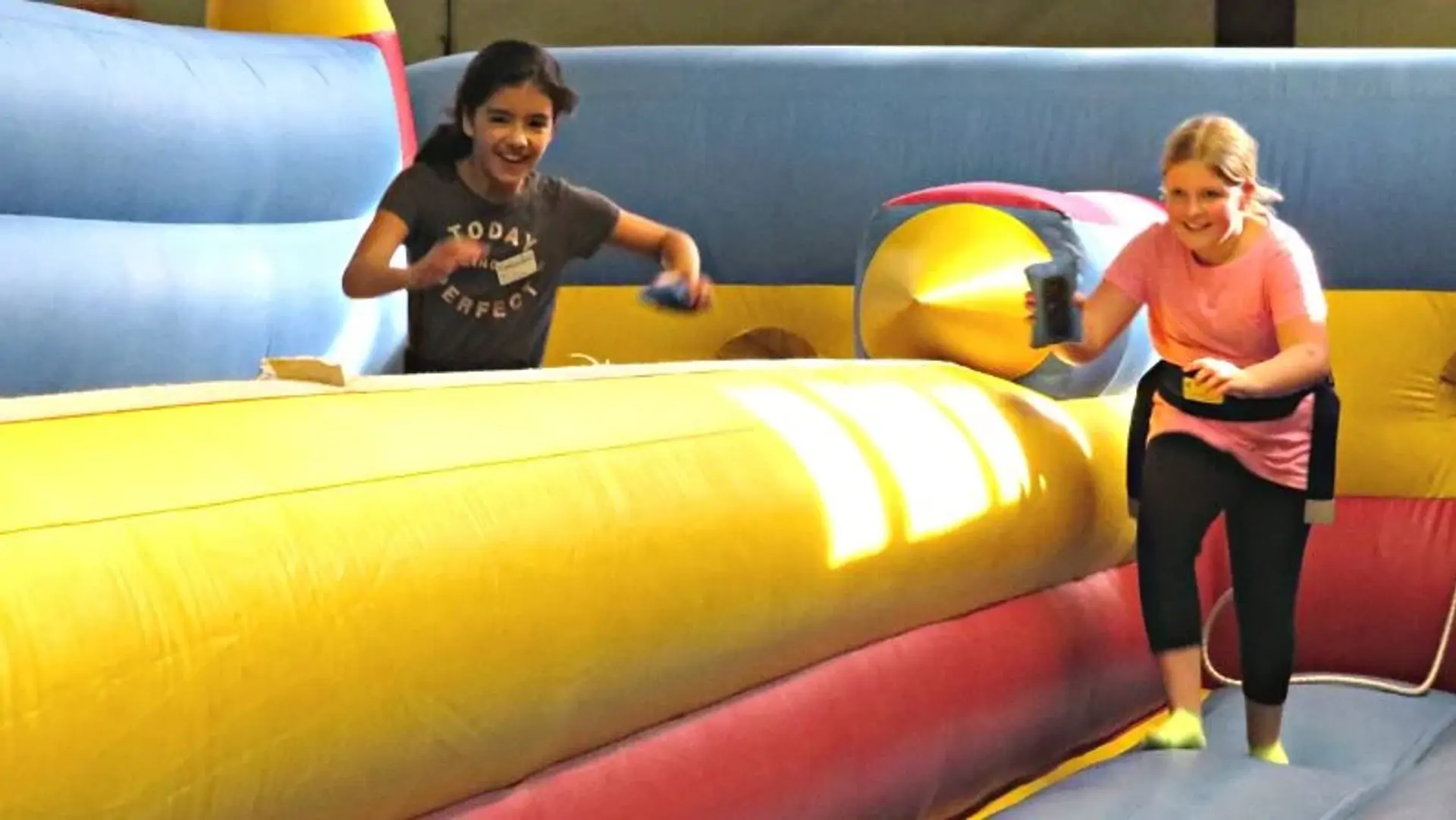 bungee-run-inflatable-girls.webp